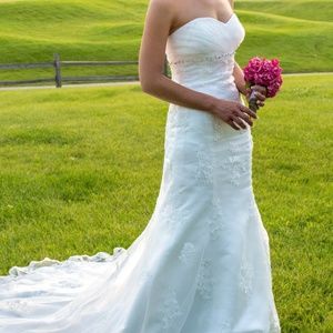 Sweetheart Strapless Embroidery Wedding Dress